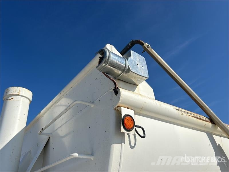 Blacksmith 32 ft T/A Frameless End Dump Trailer Самоскиди