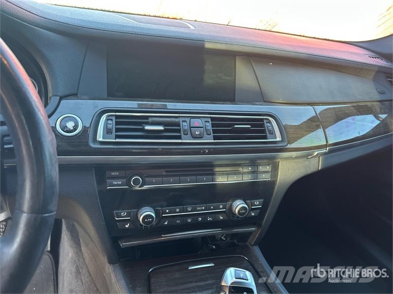 BMW 740i Automobile Avtomobili