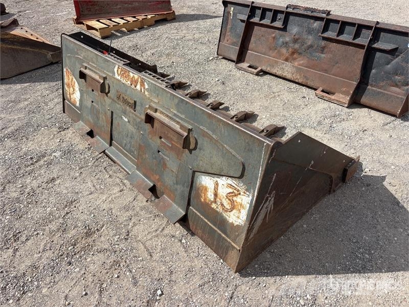 Bobcat 90 in General Purpose w/Teeth Skid Steer Bucket 버켓