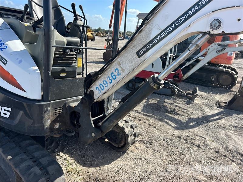 Bobcat E26 ミニ油圧ショベル 7t以下(ミニユンボ・ミニディガー)
