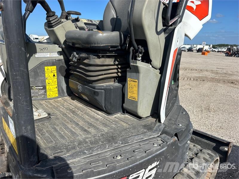 Bobcat E26 ミニ油圧ショベル 7t以下(ミニユンボ・ミニディガー)