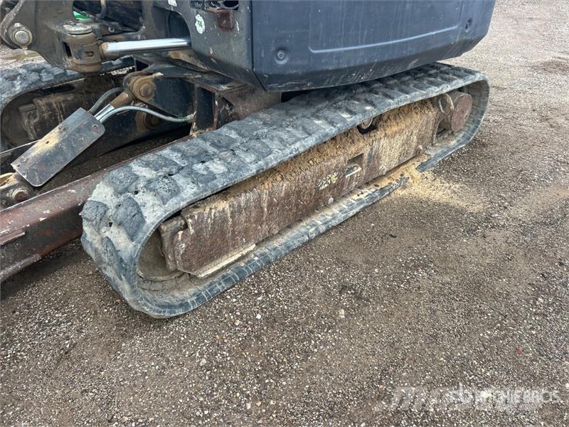 Bobcat E32M 小型挖掘机