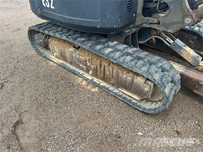Bobcat E32M 小型挖掘机