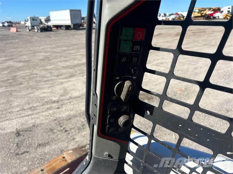 Bobcat T62 Compact Track Loader لوادر انزلاقية التوجيه