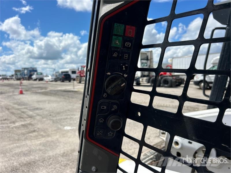 Bobcat T62 Compact Track Loader Skid steer loaders