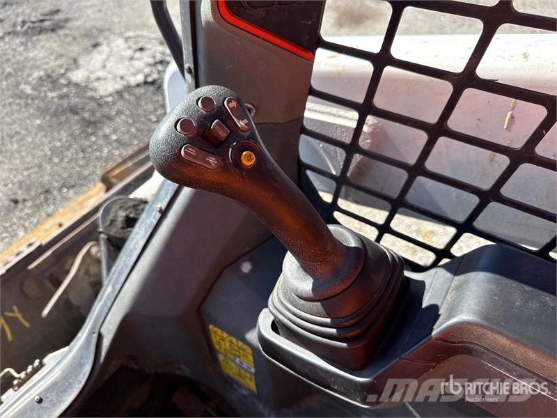Bobcat T62 Compact Track Loader Mini Pale Gommate