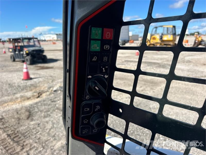 Bobcat T62 Compact Track Loader 滑移轉向裝載機