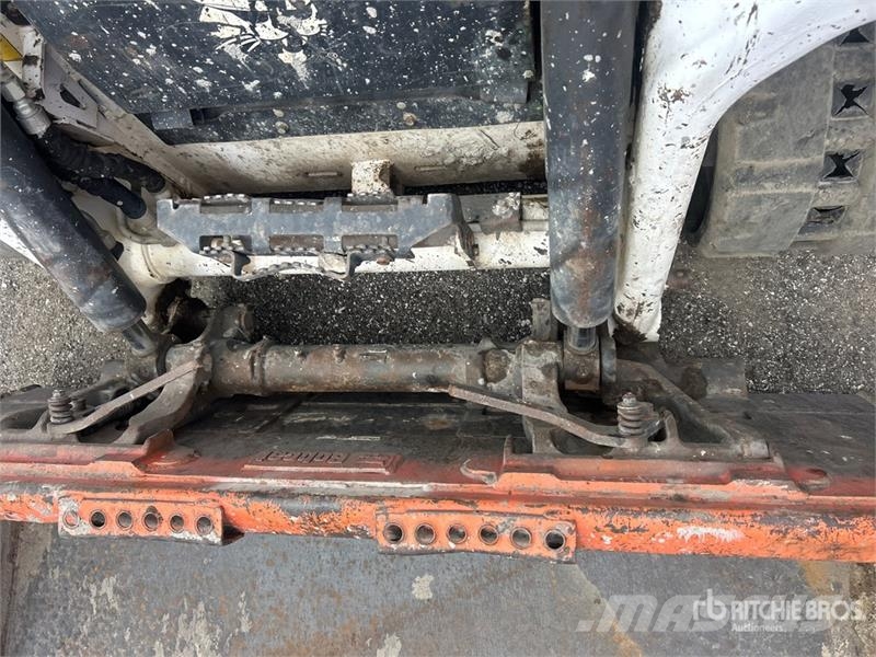 Bobcat T62 Compact Track Loader Мини-погрузчики