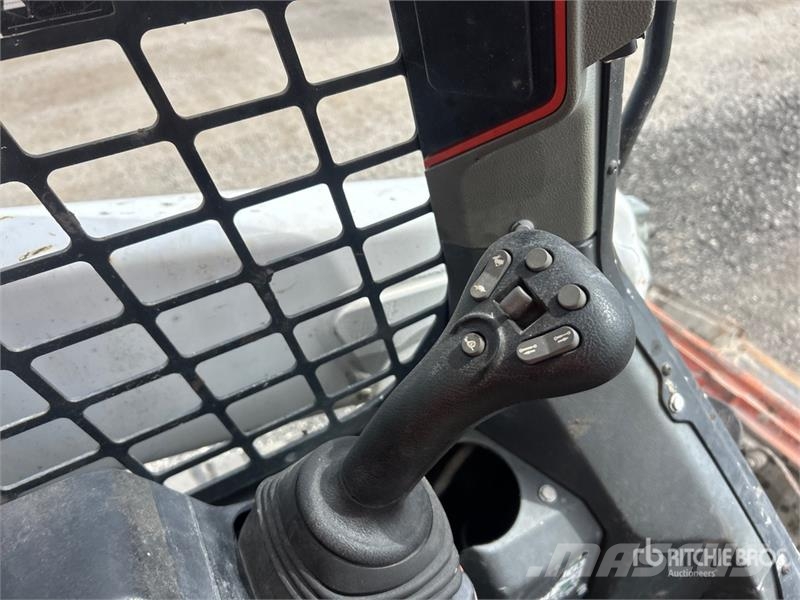Bobcat T62 Compact Track Loader Мини-погрузчики