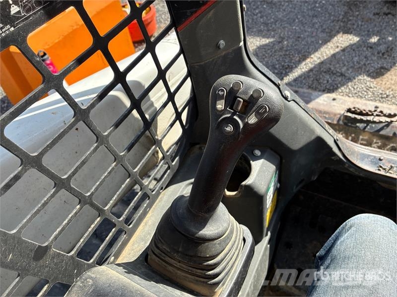 Bobcat T62 Compact Track Loader Мини-погрузчики