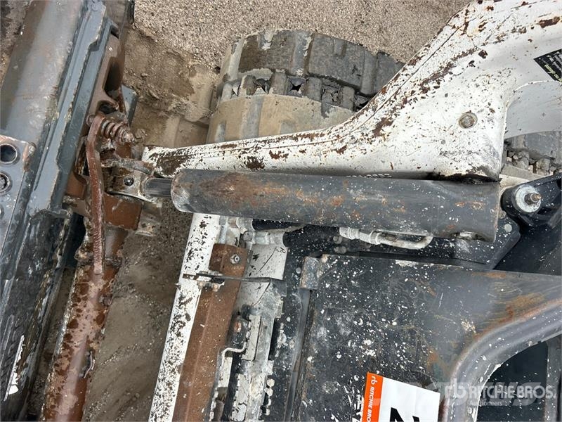 Bobcat T62 Two-Speed Compact Track Loader لوادر انزلاقية التوجيه