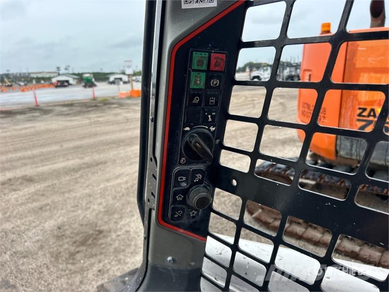 Bobcat T62 Two-Speed Compact Track Loader لوادر انزلاقية التوجيه