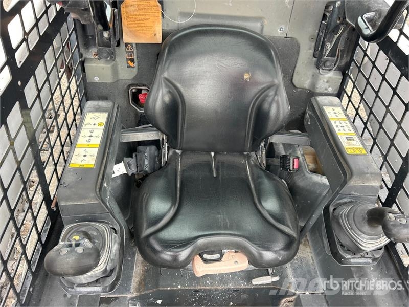 Bobcat T62 Two-Speed Compact Track Loader لوادر انزلاقية التوجيه