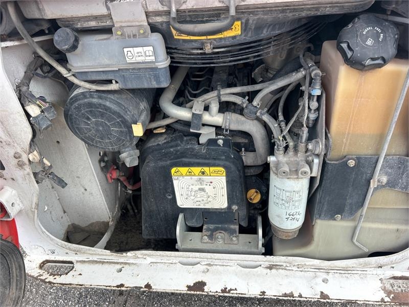 Bobcat T76 スキッドステアローダー