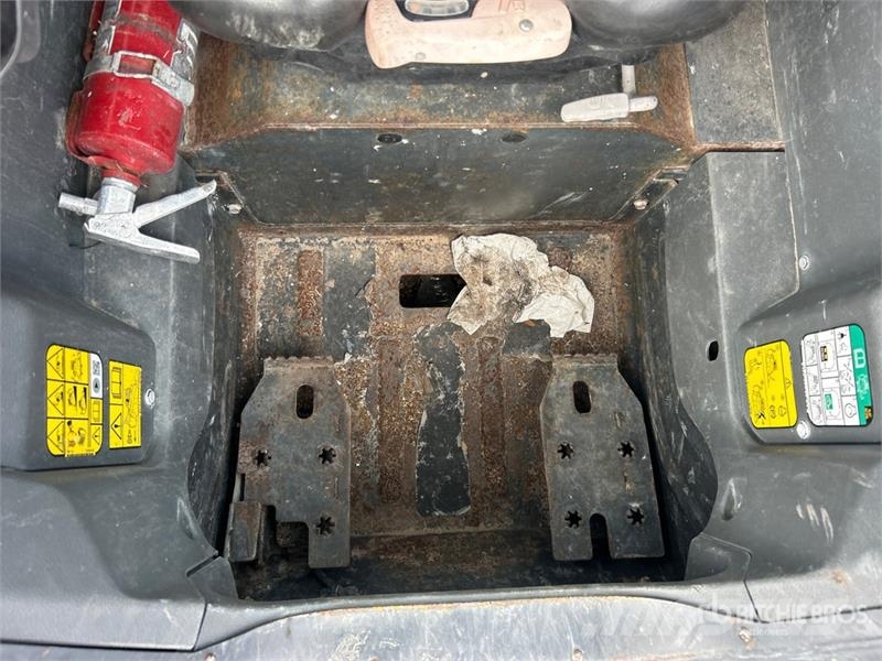 Bobcat T76 スキッドステアローダー