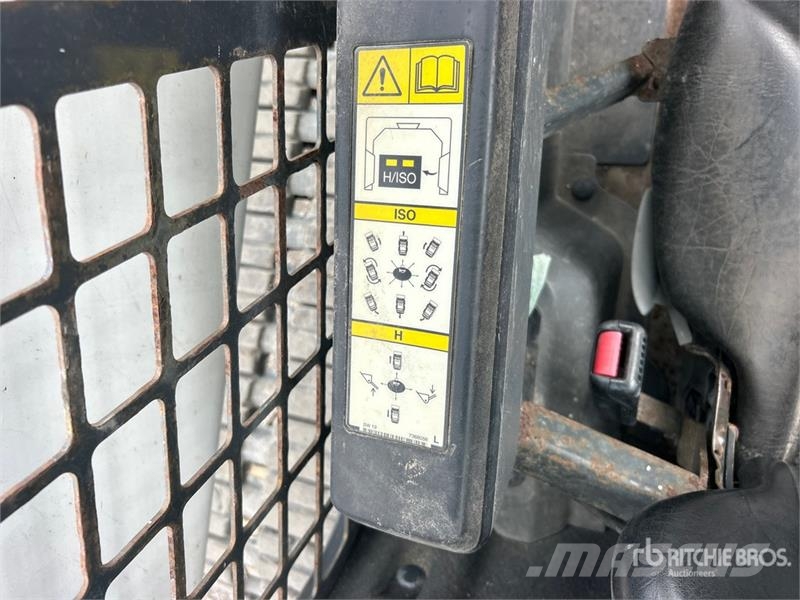 Bobcat T76 スキッドステアローダー