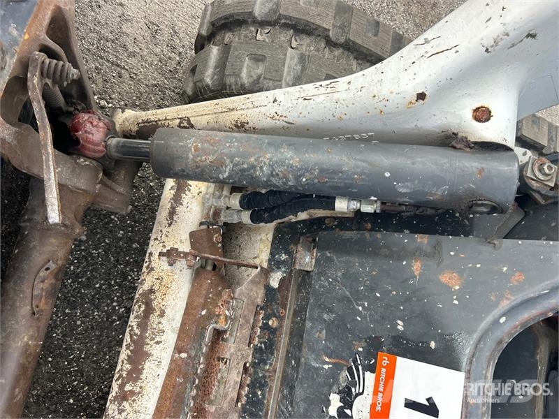 Bobcat T76 スキッドステアローダー