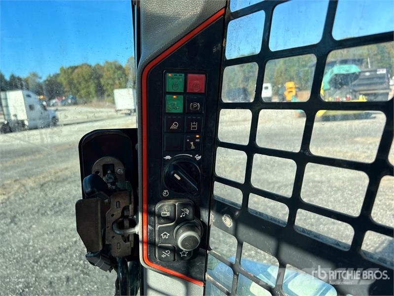 Bobcat T76 لوادر انزلاقية التوجيه