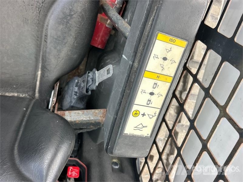 Bobcat T76 スキッドステアローダー