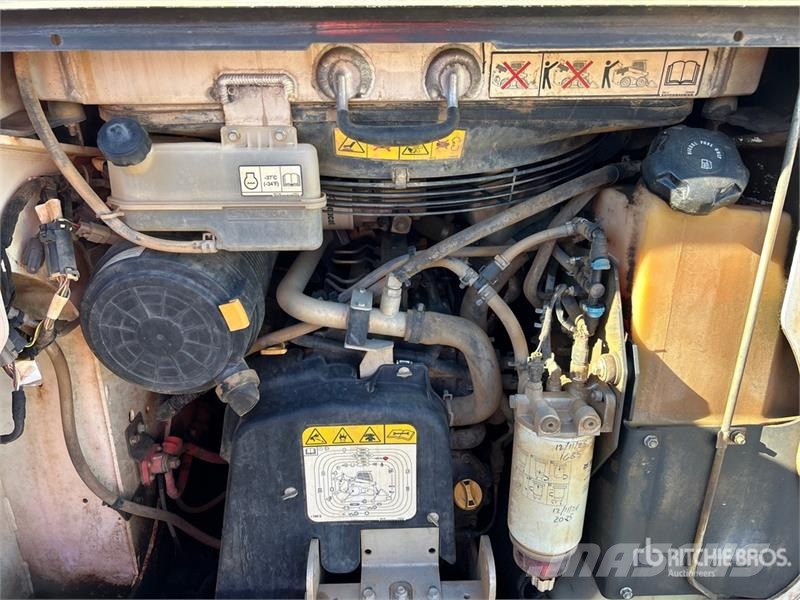 Bobcat T76 لوادر انزلاقية التوجيه