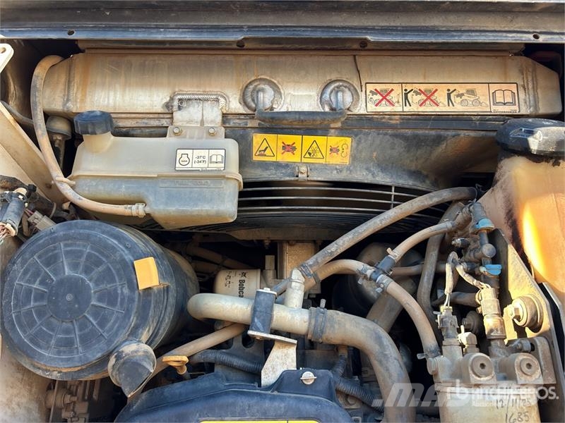 Bobcat T76 لوادر انزلاقية التوجيه