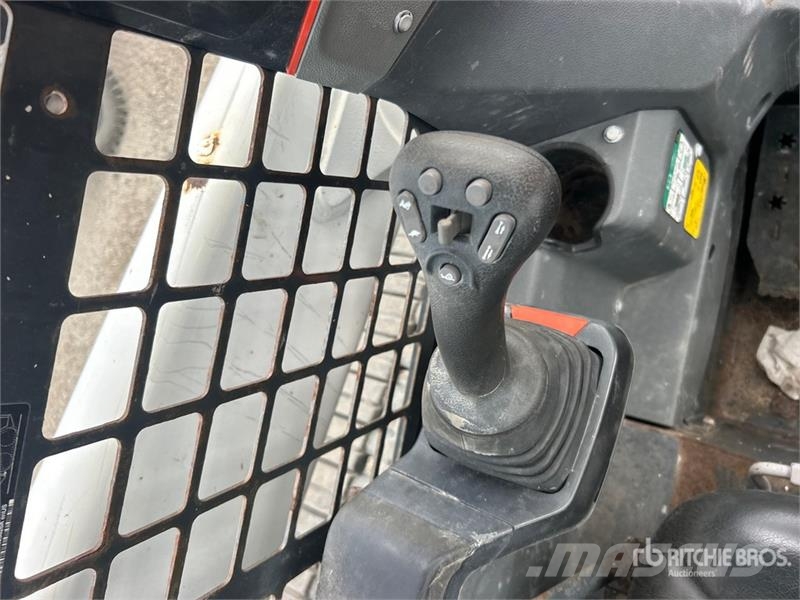 Bobcat T76 スキッドステアローダー