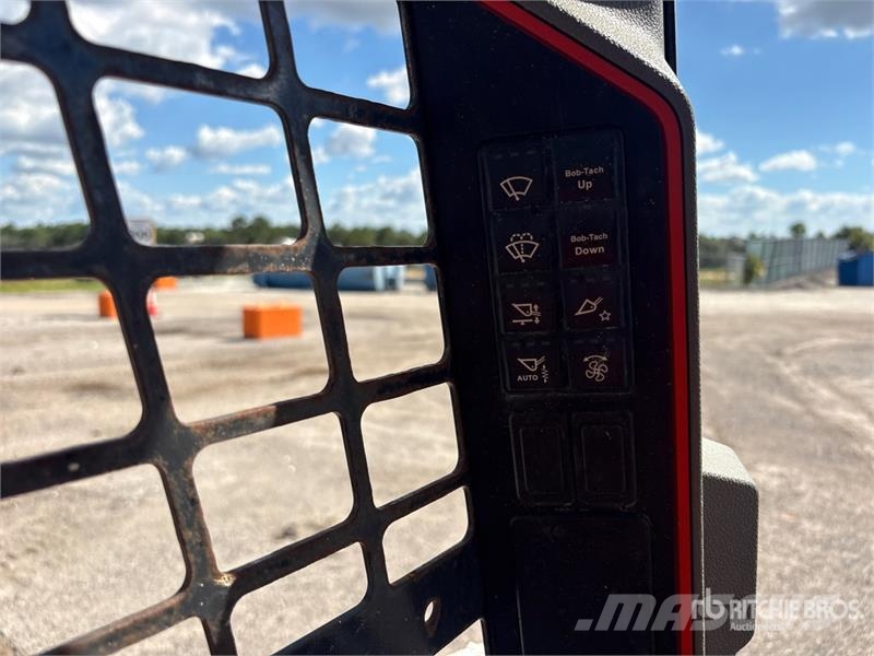 Bobcat T76 Skid steer mini utovarivači