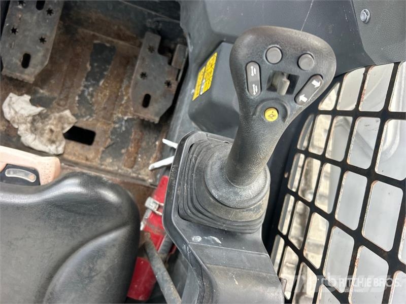 Bobcat T76 スキッドステアローダー