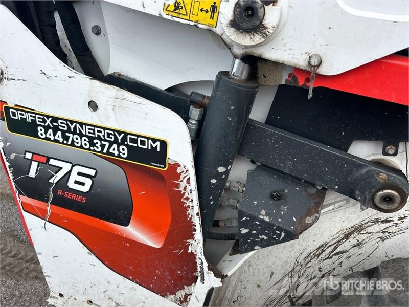 Bobcat T76 スキッドステアローダー