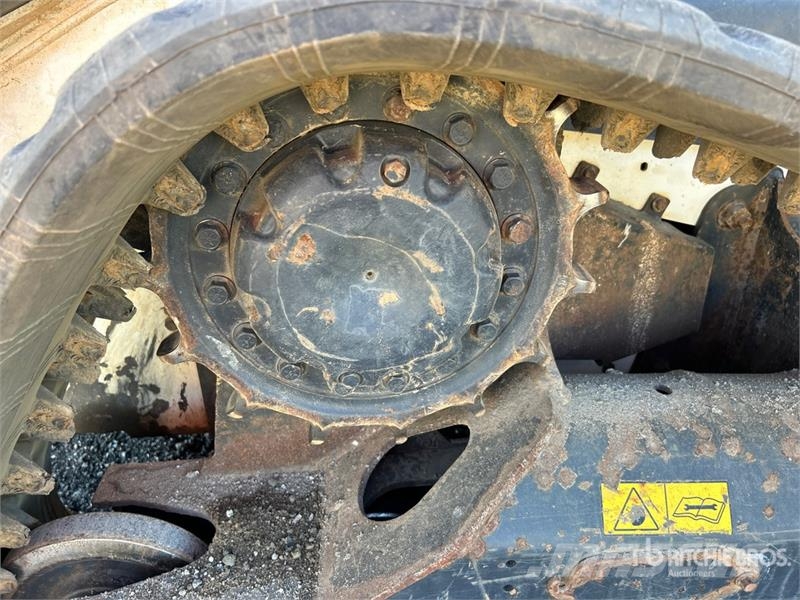 Bobcat T76 لوادر انزلاقية التوجيه
