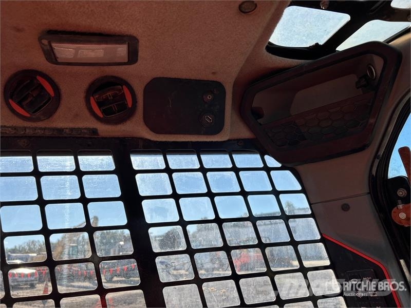Bobcat T76 لوادر انزلاقية التوجيه
