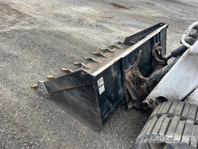 Bobcat T76 スキッドステアローダー