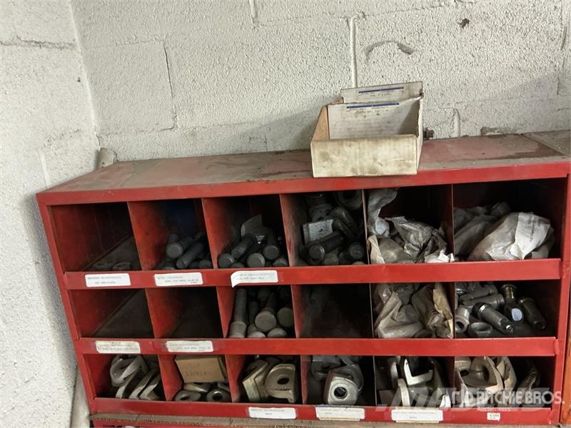  Bolt Bin w/s Wheels Wedge and Studs مكونات أخرى