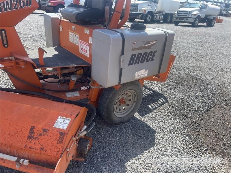 Broce BW-260 Self-Propelled Broom 掃倉機