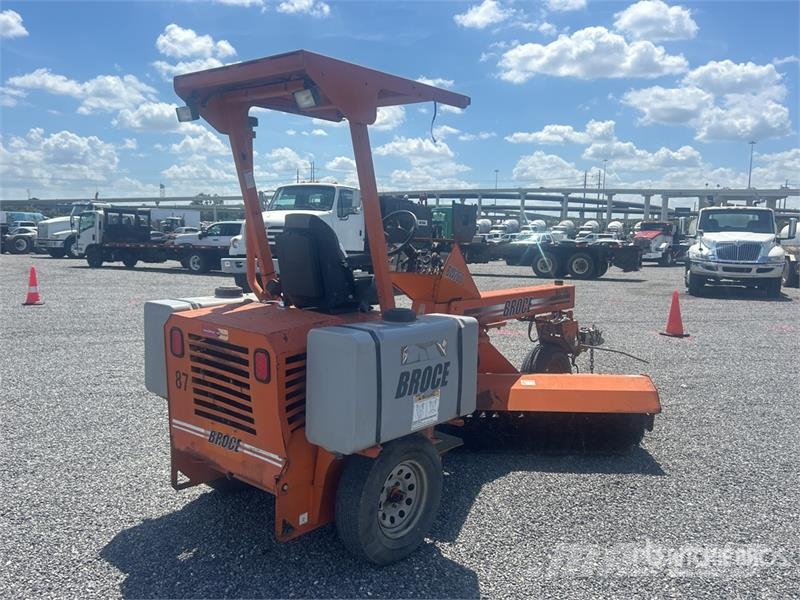 Broce BW-260 Self-Propelled Broom 掃倉機