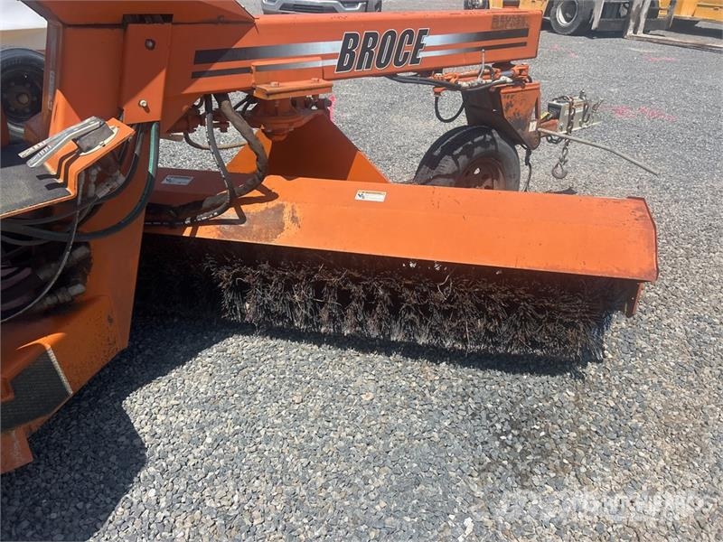Broce BW-260 Self-Propelled Broom 掃倉機
