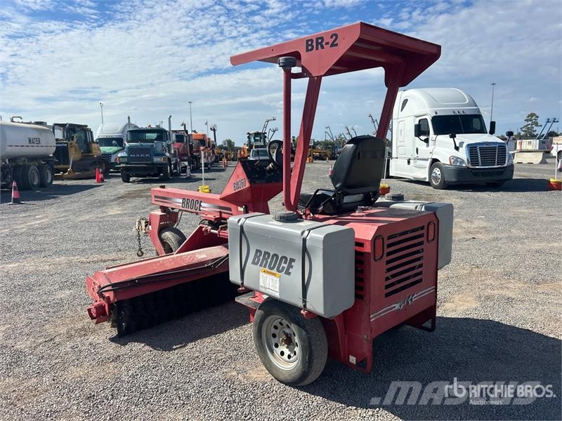 Broce BW-260 Self-Propelled Broom كناسات