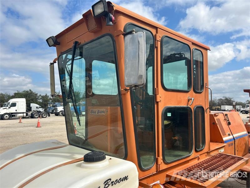 Broce RJ350 路面清掃機