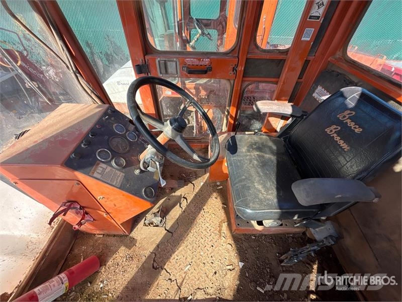 Broce RJT-350 Self-Propelled Broom Strojevi za metenje
