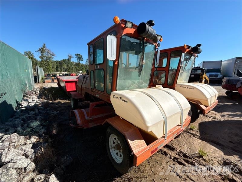 Broce RJT-350 Self-Propelled Broom Strojevi za metenje