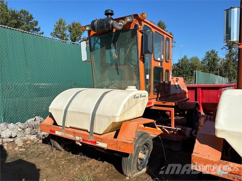 Broce RJT-350 Self-Propelled Broom Strojevi za metenje