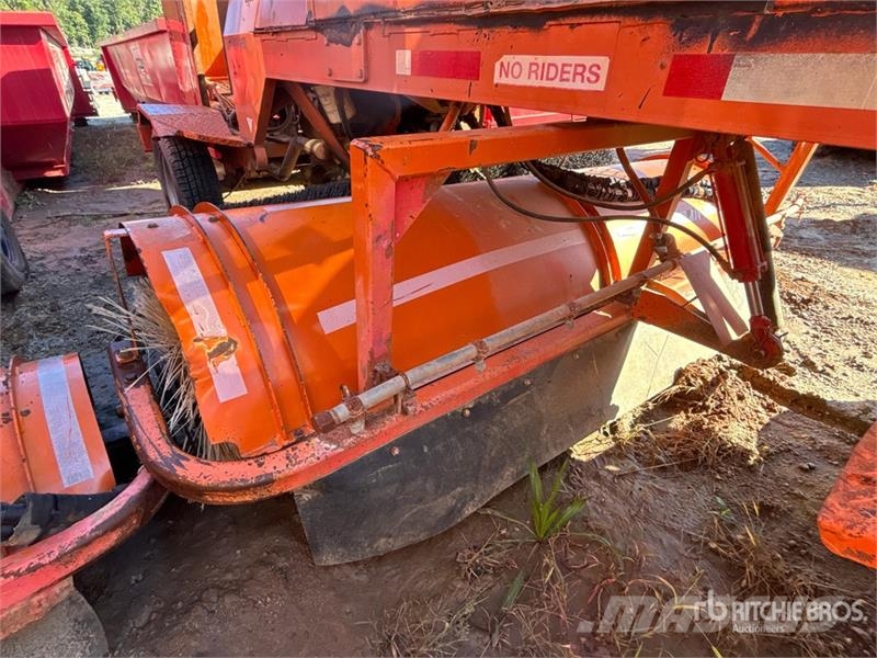 Broce RJT-350 Self-Propelled Broom Strojevi za metenje