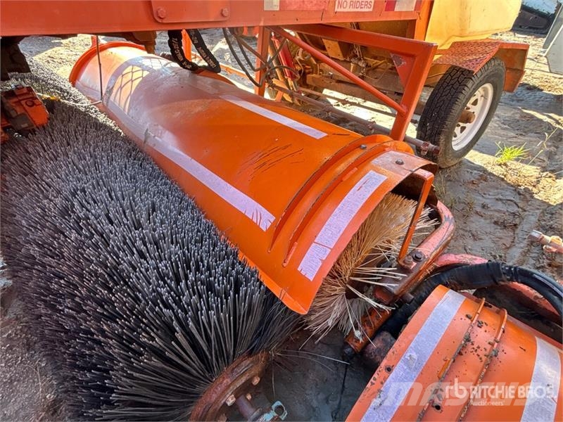 Broce RJT-350 Self-Propelled Broom Strojevi za metenje