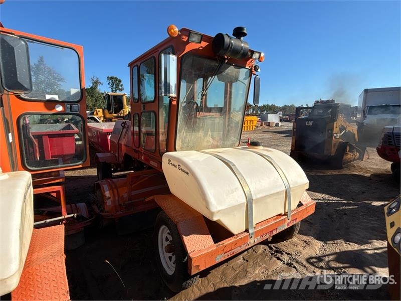 Broce RJT-350 Self-Propelled Broom Strojevi za metenje