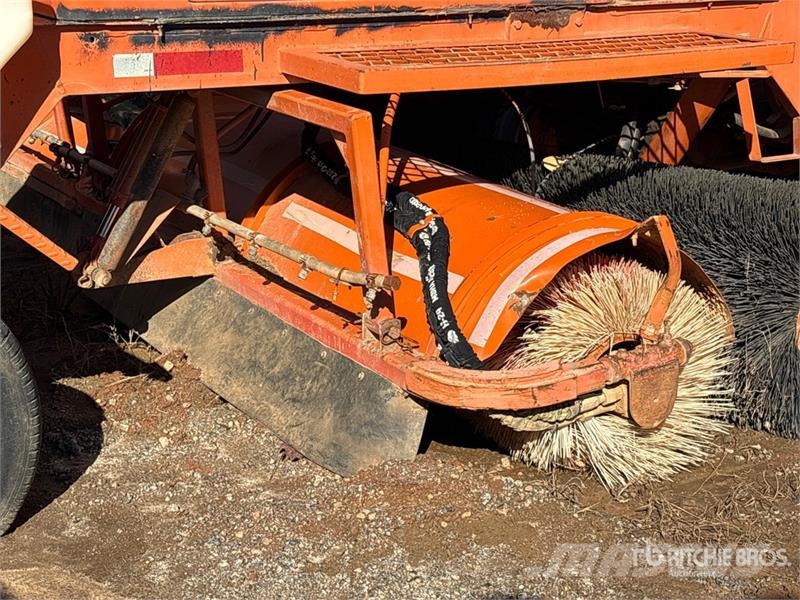 Broce RJT-350 Self-Propelled Broom Strojevi za metenje