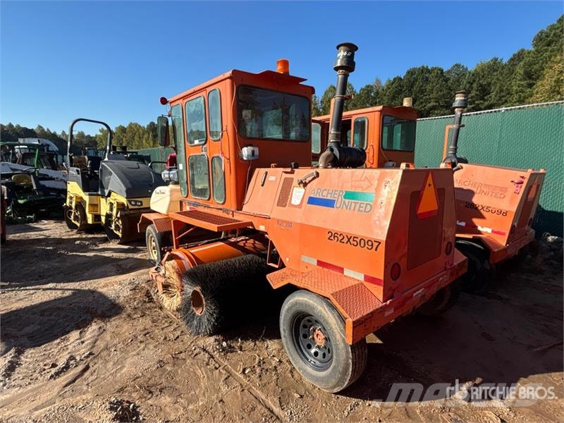 Broce RJT-350 Self-Propelled Broom Strojevi za metenje