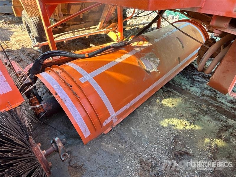 Broce RJT-350 Self-Propelled Broom Strojevi za metenje