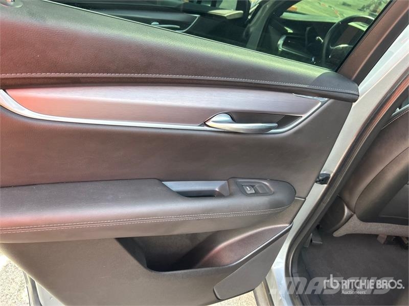 Cadillac XT5 2WD SUV Personbiler
