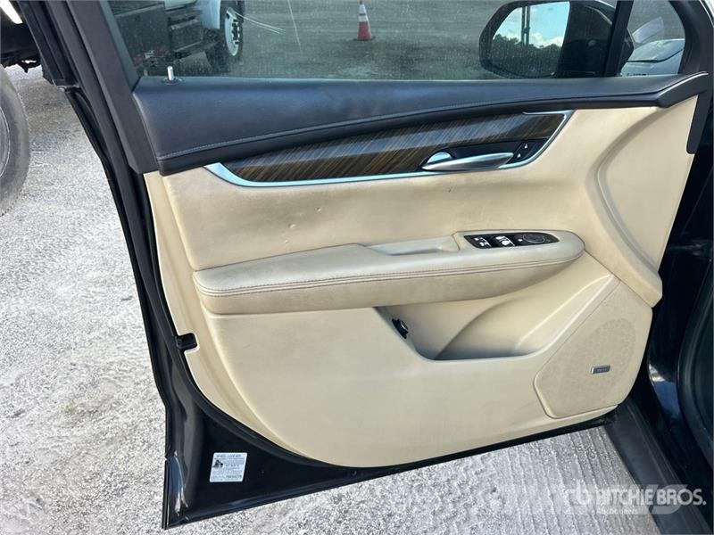 Cadillac XTS 2WD SUV 汽車
