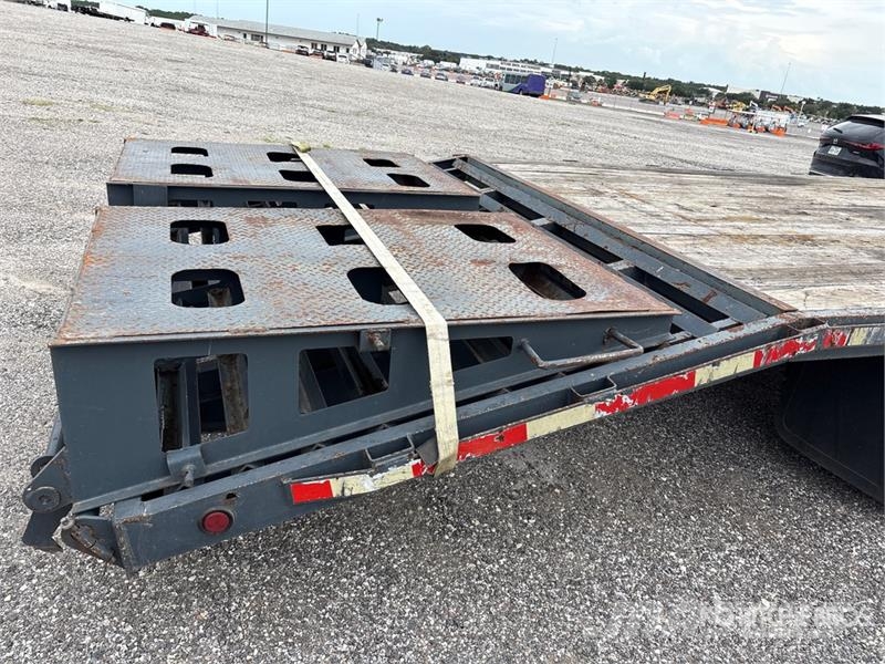 Caliber 30 ft T/A Equipment Trailer Prikolice za prevoz vozil